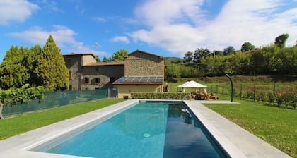 Stunning Private Villa for 4 Guests With Wifi, Private Pool, TV, Veranda, Pets Allowed and Parking