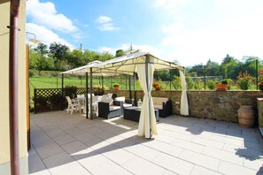 Terrace/patio - Stunning Private Villa for 4 Guests With Wifi, Private Pool, TV, Veranda, Pets Allowed and Parking (Arezzo)