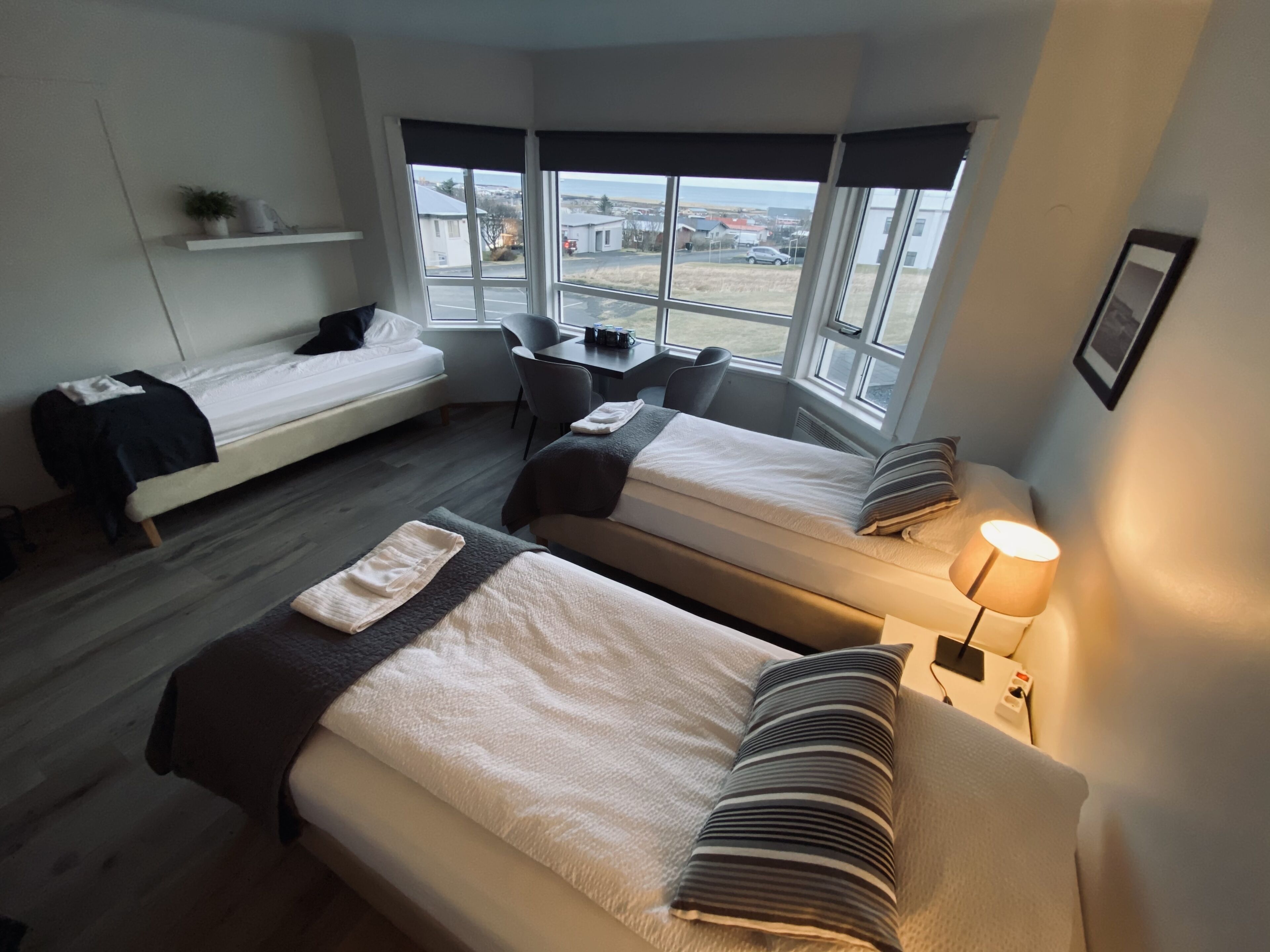 Økonomi-firemannsrom, delt bad (103) | Skrivebord, blendingsgardiner, strykejern/-brett og wi-fi (inkludert)