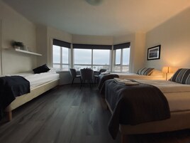 Escritorio, cortinas blackout y tabla de planchar con plancha 