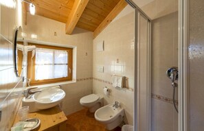 Phòng 4 dành cho gia đình | Phòng tắm | Buồng tắm vòi sen, đồ dùng nhà tắm miễn phí, máy sấy tóc