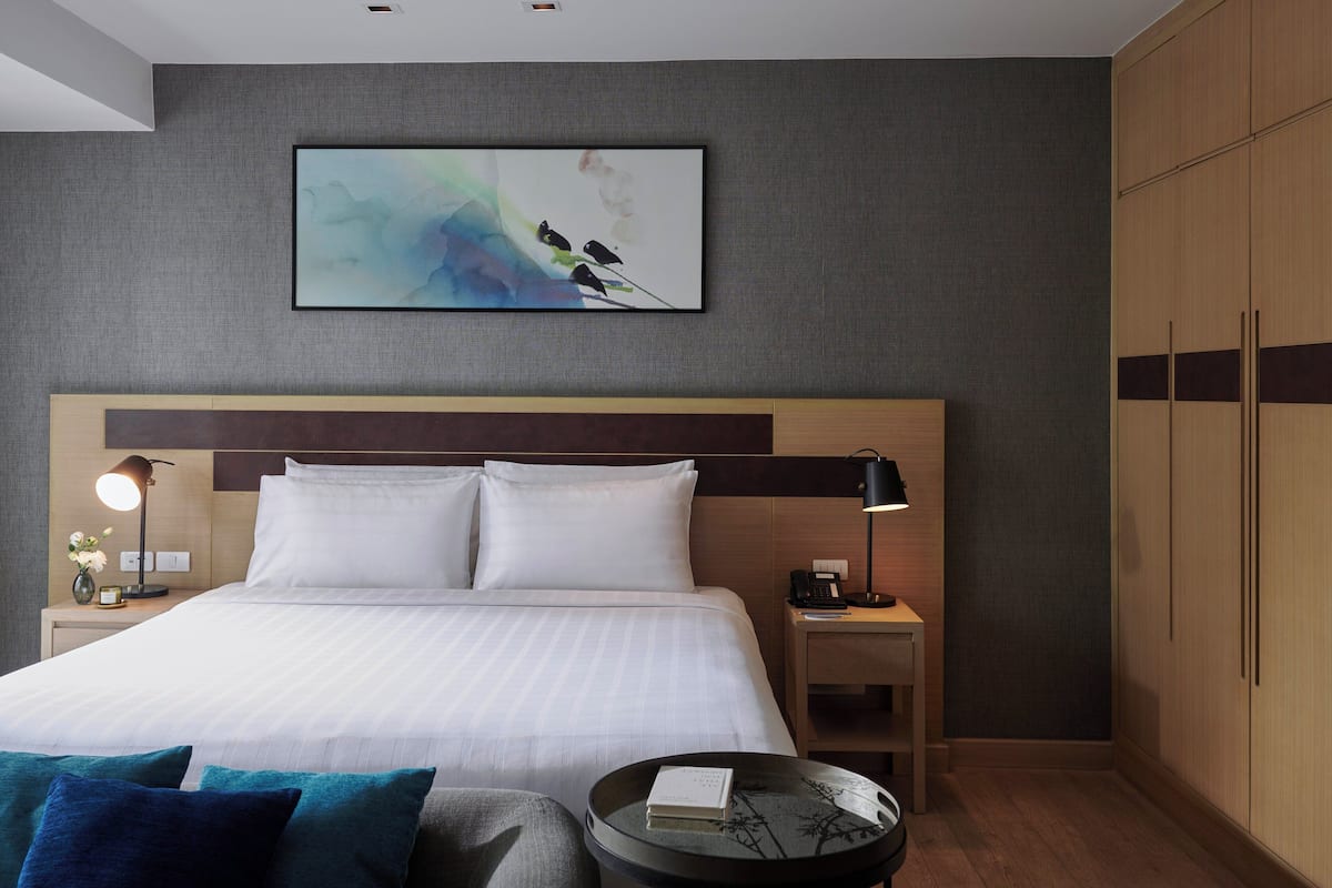 Deluxe Studio, 1 King Bed | 1 bedroom, in-room safe, desk, blackout drapes