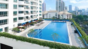 Una piscina al aire libre