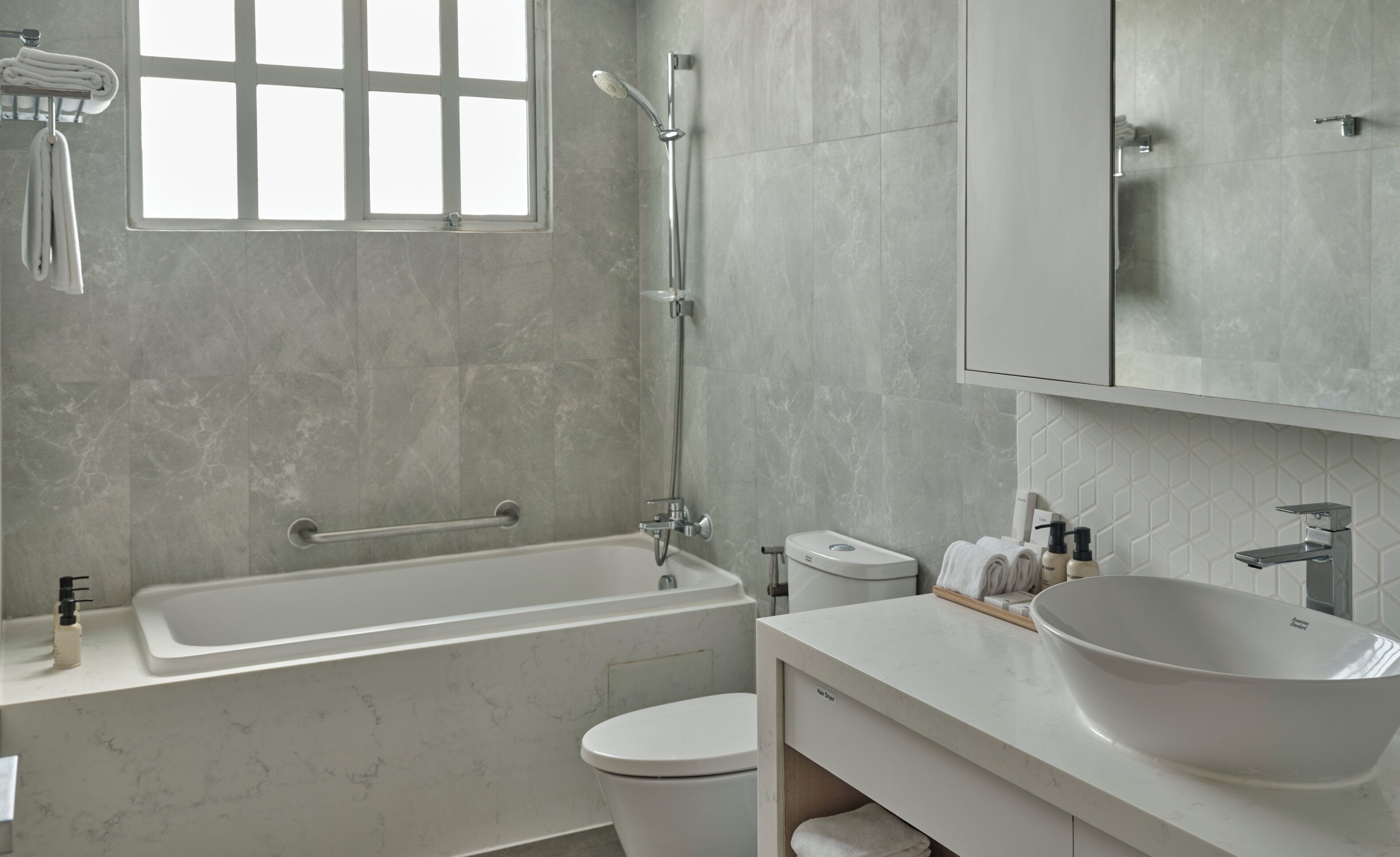 Un baño moderno con bañera, inodoro y lavamanos.