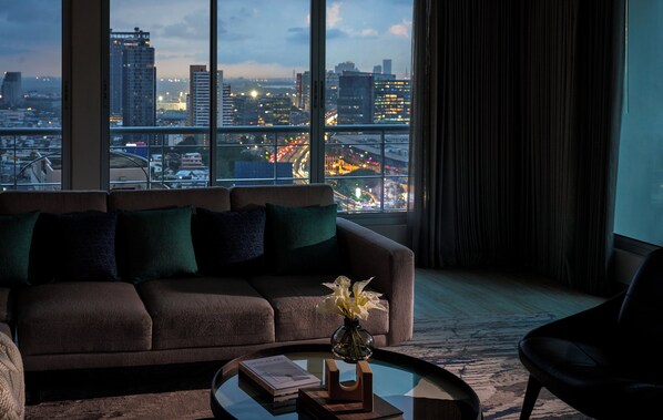 Căn hộ, 3 phòng ngủ (Panoramic View) | Két bảo mật tại phòng, bàn, màn/rèm cản sáng, bàn ủi/dụng cụ ủi quần áo