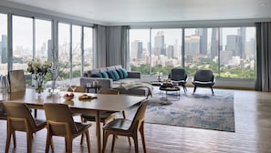 Căn hộ, 3 phòng ngủ (Panoramic View) | Két bảo mật tại phòng, bàn, màn/rèm cản sáng, bàn ủi/dụng cụ ủi quần áo