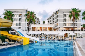 Indoor pool, outdoor pool, pool umbrellas, pool loungers - Royal Atlantis Beach (Manavgat)