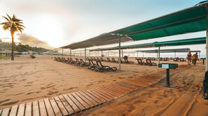 Private beach, sun loungers, beach umbrellas, beach bar - Royal Atlantis Beach (Manavgat)
