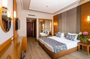 Standard Room | Minibar, desk, free cribs/infant beds, bed sheets - Royal Atlantis Beach (Manavgat)