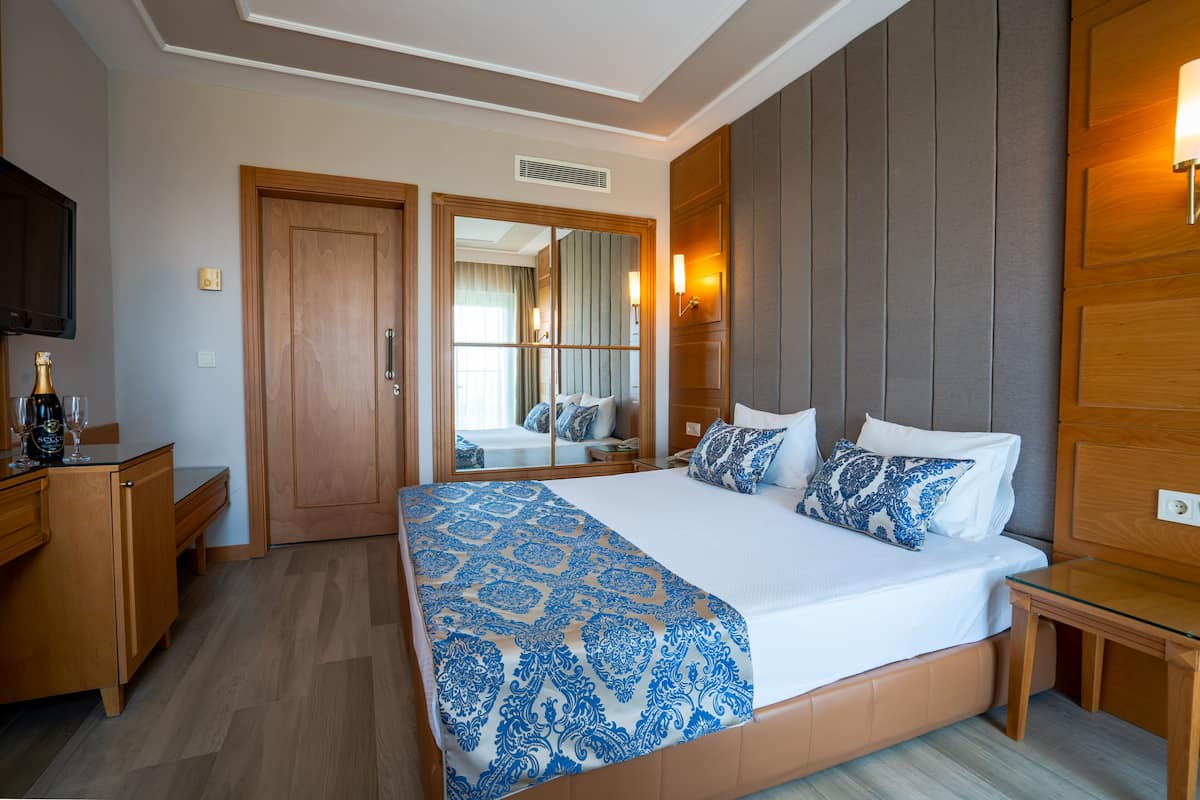 Family Room | Minibar, desk, free cribs/infant beds, bed sheets