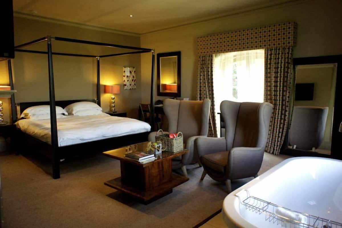 Suite | Minibar, desk, iron/ironing board (on request), WiFi (free)
