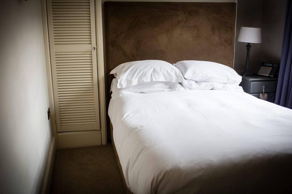 Double Room (Small) | Minibar, desk, iron/ironing board (on request), WiFi (free)