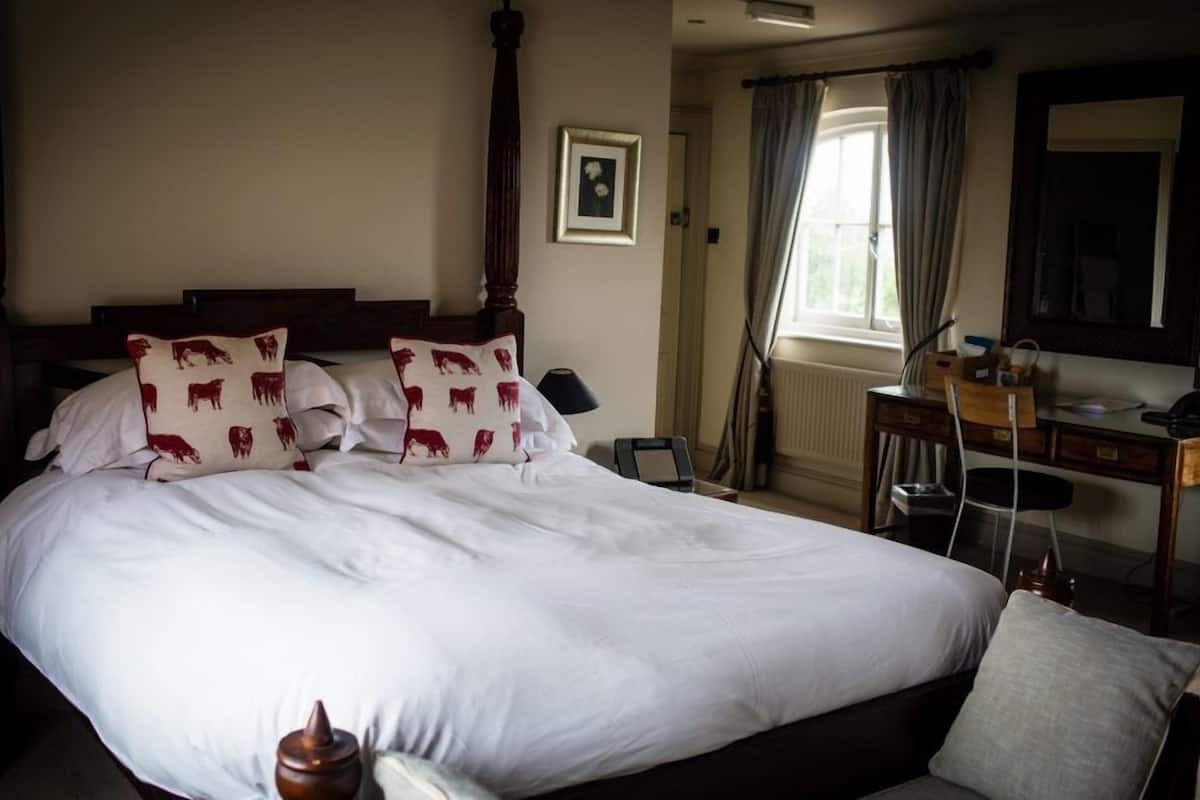 Superior Double Room | Minibar, desk, iron/ironing board (on request), WiFi (free)