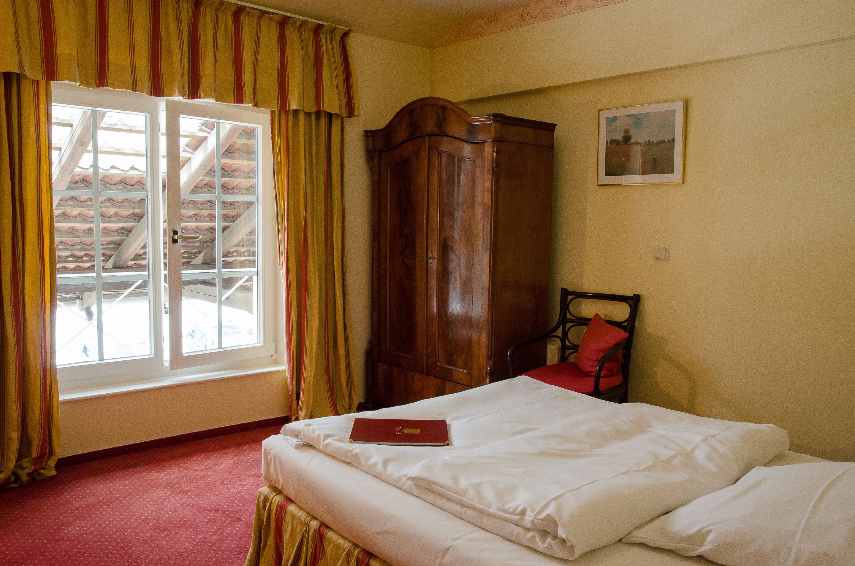 single room | desk, cots/infant beds, rollaway beds, free wifi