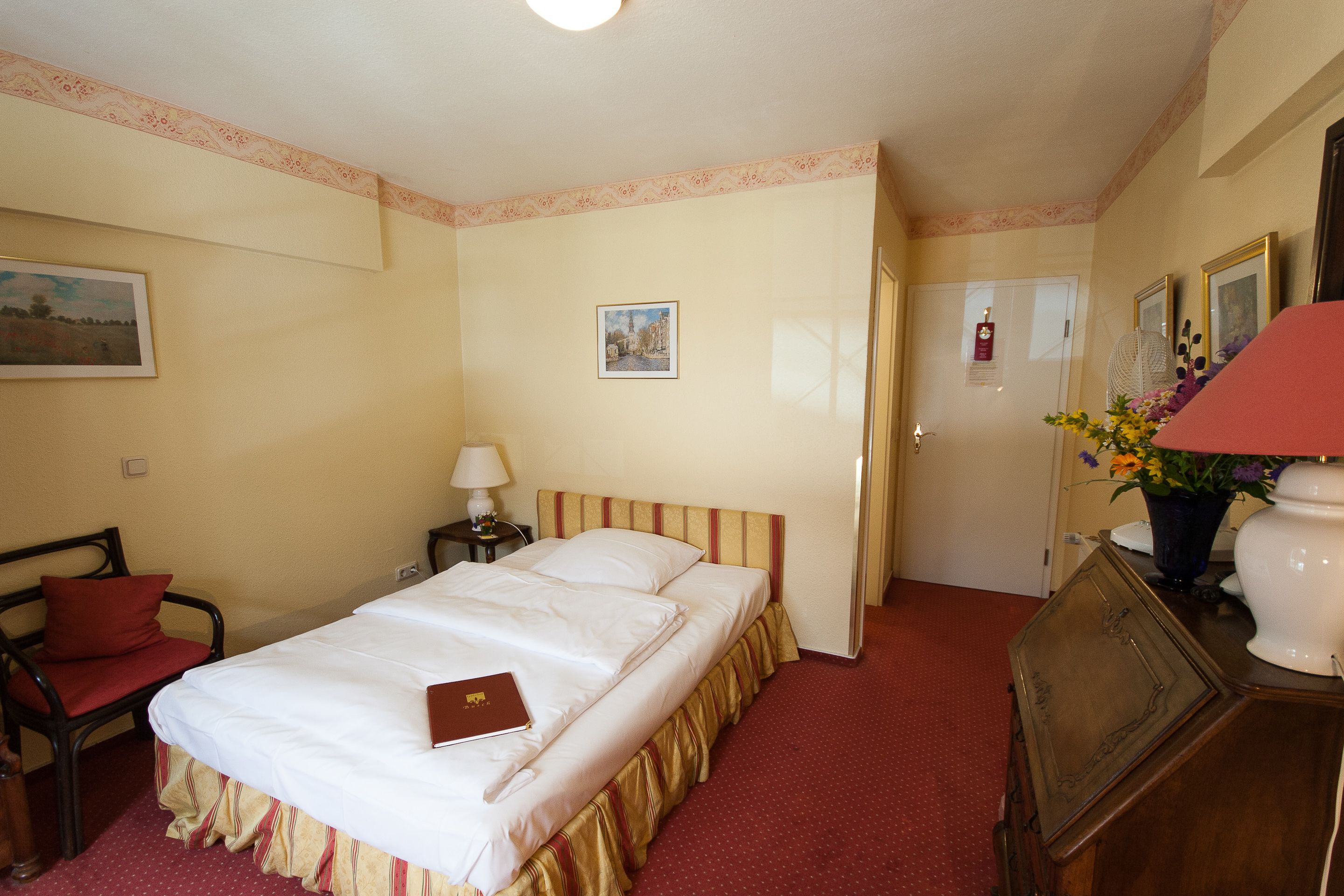 single room | desk, cots/infant beds, rollaway beds, free wifi