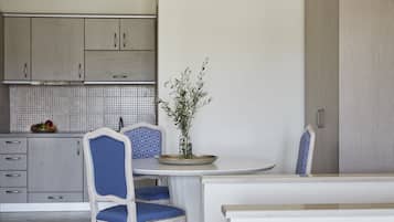 Frigobar, placa de cocina, cafetera/tetera, tetera/pava eléctrica