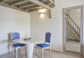 Loft, vista al mar | Sala de estar | Televisión de pantalla plana 