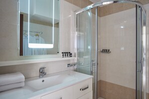 Suihku, ilmaiset hygieniatuotteet, hiustenkuivaaja, tohvelit
