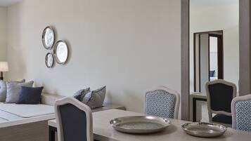 Deluxe Suite, Sea View | Private kitchen | Mini-fridge, stovetop, coffee/tea maker, electric kettle
