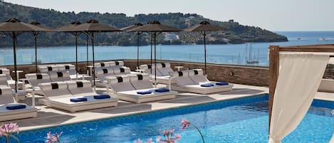Piscine extérieure en saison, accÚs possible de 9 h à 19 h, parasols