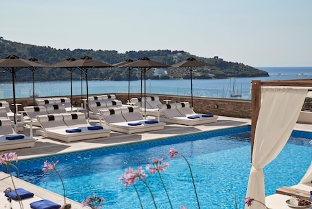 Seasonal outdoor pool, open 9:00 AM to 7:00 PM, pool umbrellas. Skiathos Living