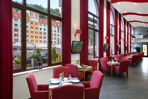 Local and international cuisine - Tulip Inn Rosa Khutor (Estosadok)
