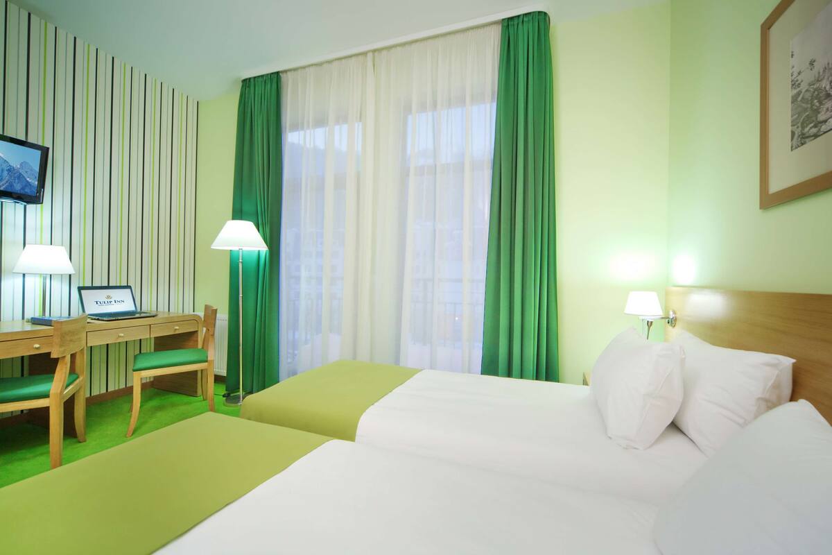 Peralatan tempat tidur premium, meja, langsir/tirai gelap terus