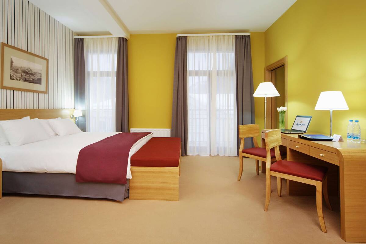 Suite | Peralatan tempat tidur premium, meja, langsir/tirai gelap terus
