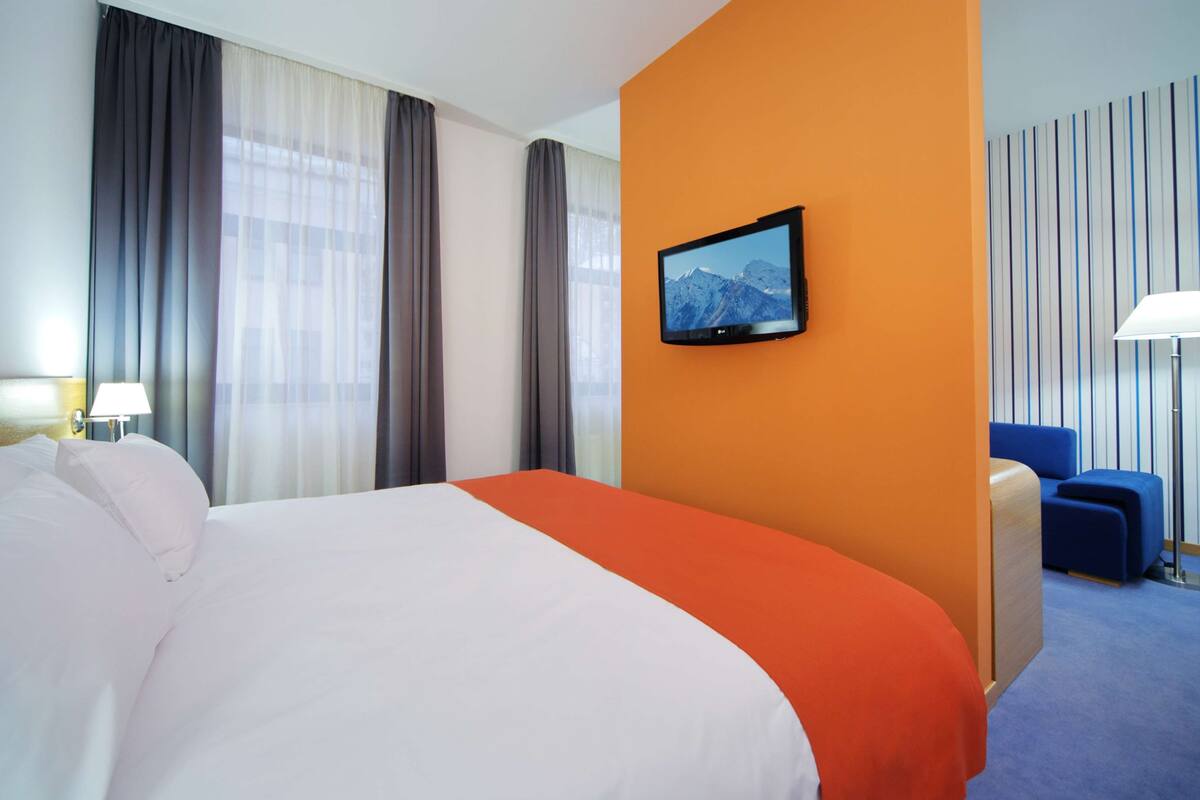 Junior Suite | Peralatan tempat tidur premium, meja, langsir/tirai gelap terus