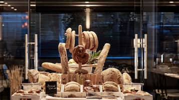 Petit déjeuner buffet (15 EUR par personne)