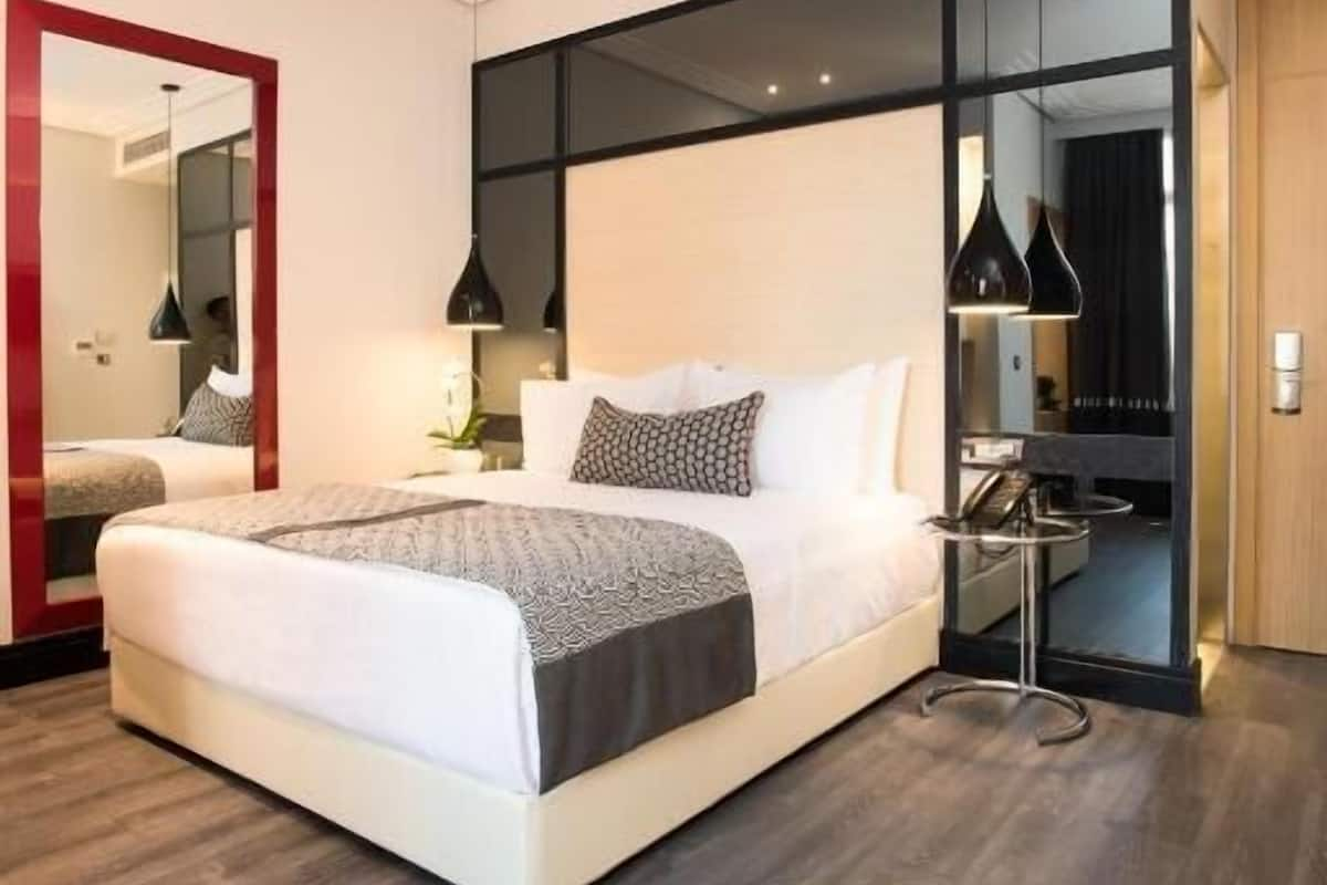 Suite junior, balcón | Ropa de cama de alta calidad y minibar 