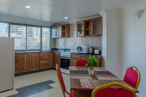 Studio, non-fumeur | Restauration dans la chambre