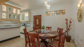 Apartment, 2 Bedrooms, Non Smoking | In-room dining