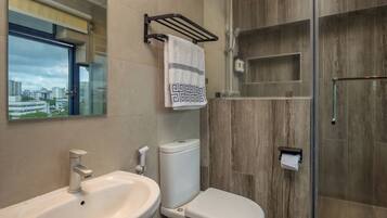 Douche, douche à « effet pluie », articles de toilette gratuits