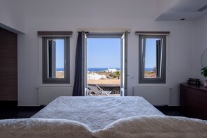 4 bedrooms, iron/ironing board, free cribs/infant beds, free WiFi - Home of Lilies (Santorini)