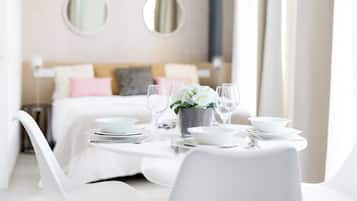 Loft | Espaço de trabalho para notebook, cortinas blackout