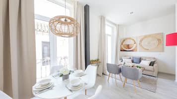 Loft | Área de estar | TV de tela plana 42 polegadas com canais a cabo, TV