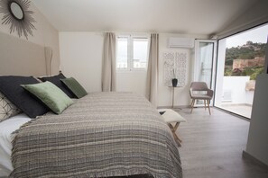 Duplex, 2 Bedrooms | Laptop workspace, blackout drapes, iron/ironing board, free WiFi - Apartamentos Soho Boutique Museo (Málaga)
