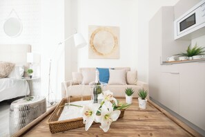 Loft | Private kitchen | Fridge, microwave, stovetop, coffee/tea maker - Apartamentos Soho Boutique Museo (Málaga)