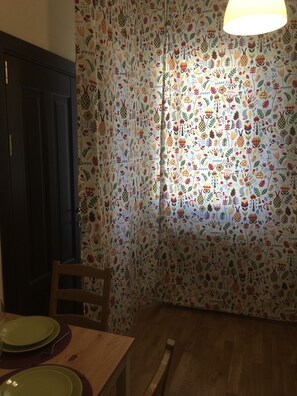 Comfort Apartment, 1 Queen Bed | In-room dining