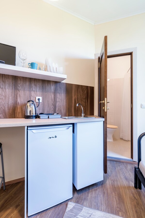 Réfrigérateur, cafetière/bouilloire, bouilloire électrique