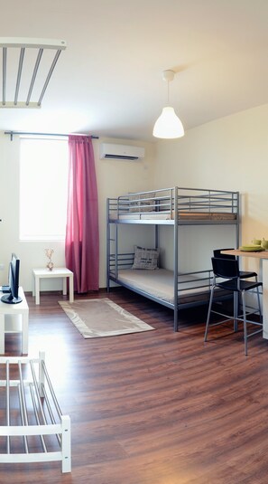 Chambre Confort avec lits jumeaux | Salle de séjour | Télévision à écran plat