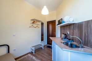 Chambre Simple Confort, 1 lit une place | Coin cuisine privé | Réfrigérateur, cafetière/bouilloire, bouilloire électrique