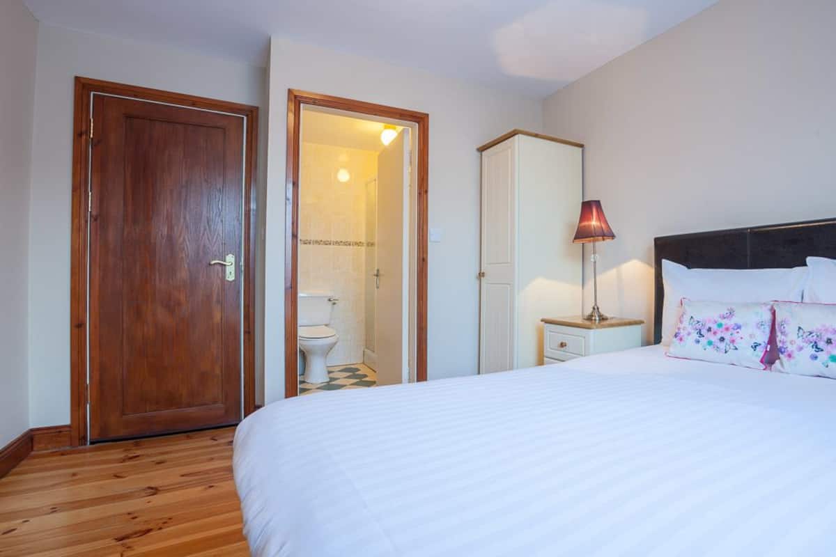 Habitación doble | Tabla de planchar con plancha, wifi gratis y ropa de cama