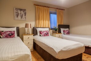 Tabla de planchar con plancha, wifi gratis y ropa de cama