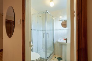 Shower, free toiletries, hair dryer, towels - Dingle Atlantic Lodge B&B (Dingle)