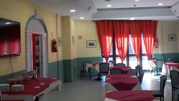 فطور من الأطباق المحلية مجانًا