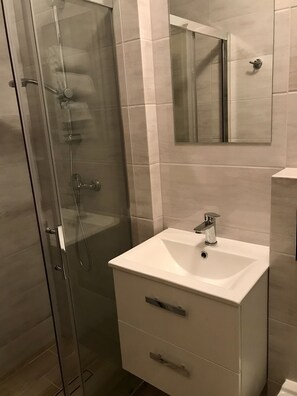 Economy Twin Room, Ground Floor (Indoor Ice Rink View) | Bathroom