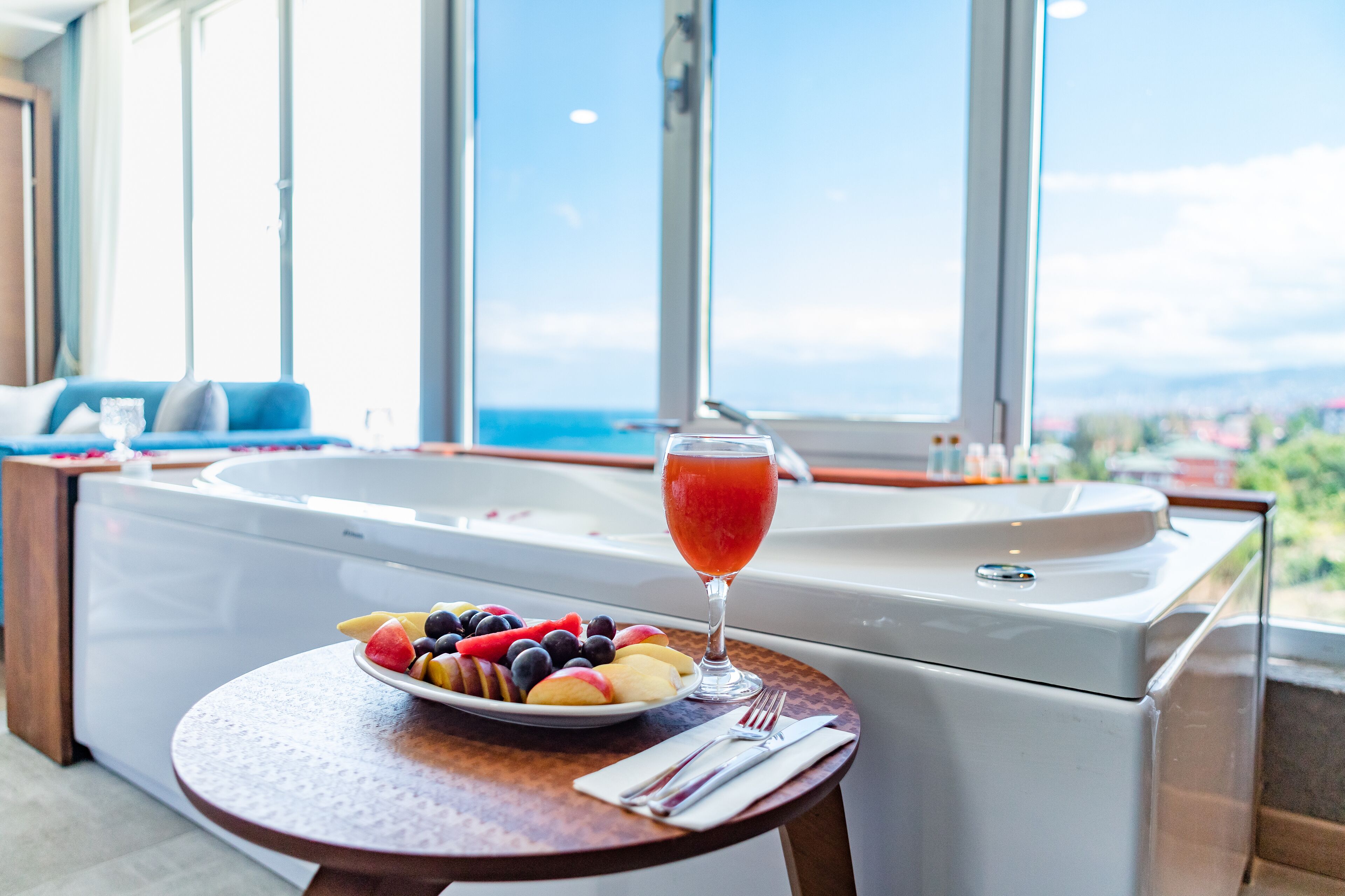 Exclusieve suite | Luxe beddengoed, een minibar, een kluis op de kamer, een bureau