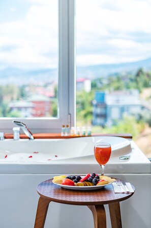 Exclusive Junior Suit | Premium bedding, minibar, in-room safe, desk
